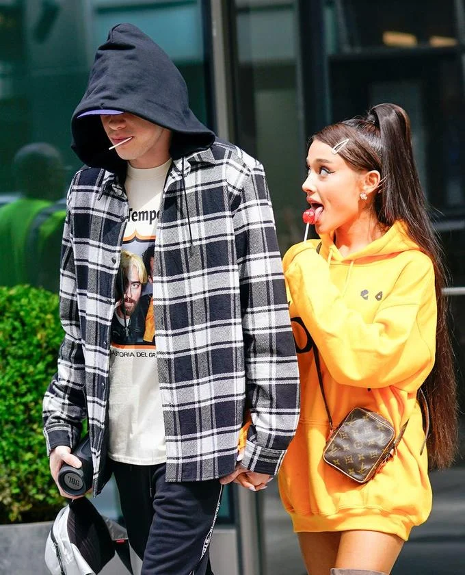 Ariana Grande Licking A Lollipop — Full photo of Ariana Grande licking lollipop with Pete Davidson in NYC