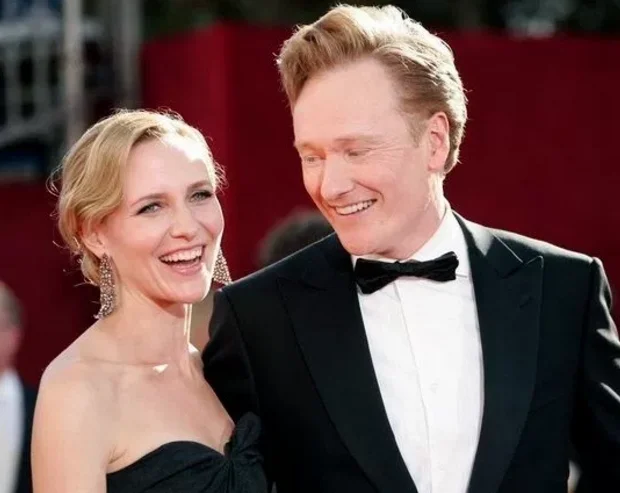 Conan Obrien — Conan O'Brien laughing with his wife Liza Powel on a red carpet