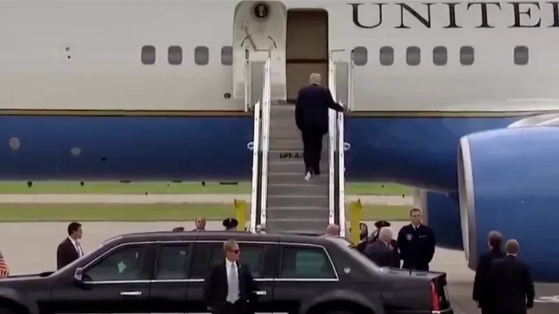 Donald Trump With Toilet Paper On Foot — Donald Trump boarding Air Force One with toilet paper stuck to his shoe