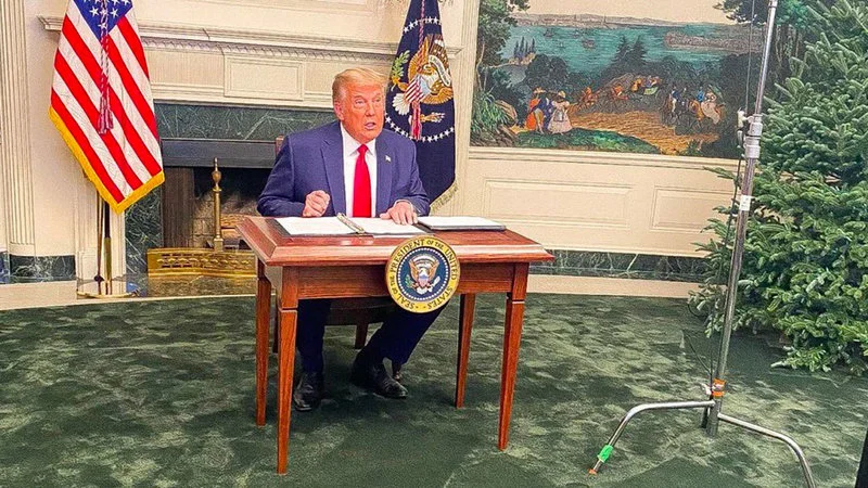 Donald Trumps Tiny Desk — High-quality news photograph of Trump seated at the undersized wooden desk with the presidential seal during the November 26, 2020