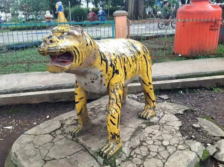 MGM Metro Goldwyn Mayer logo with the Harimau Lucu head in place of the lion.