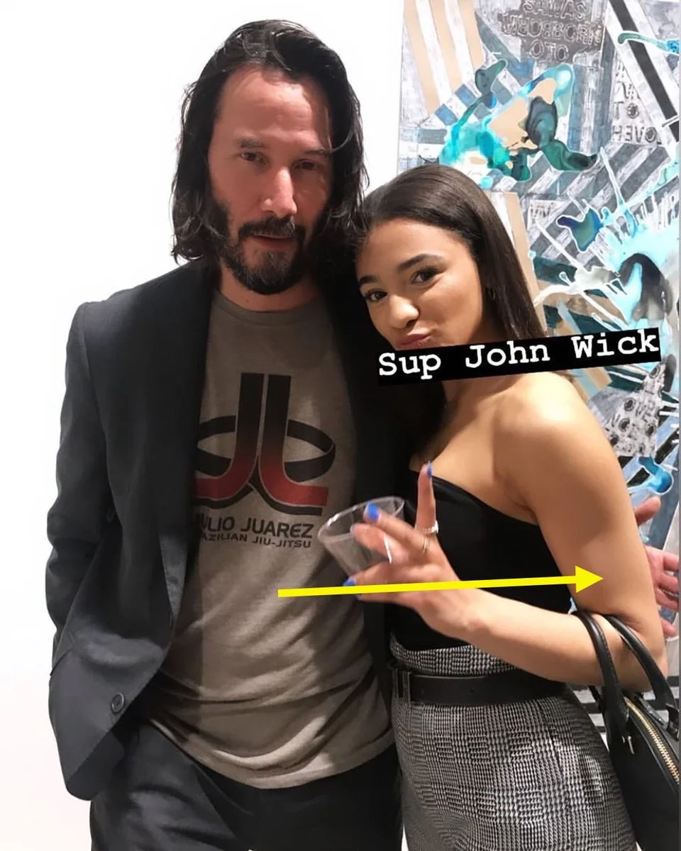 Hover Hand — Summer Glau posing between two cosplayers who both hover-hand her