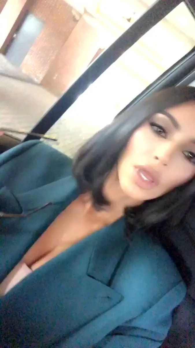 Tweet joking about Kim Kardashian passing the bar exam, with photo of her leaning into a trash bin