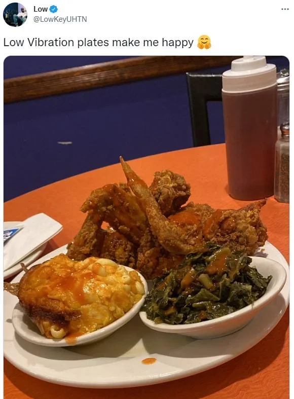 Tweet showing a plate of fried chicken, mac and cheese, and collard greens, captioned 'Low Vibration plates make me happy'.
