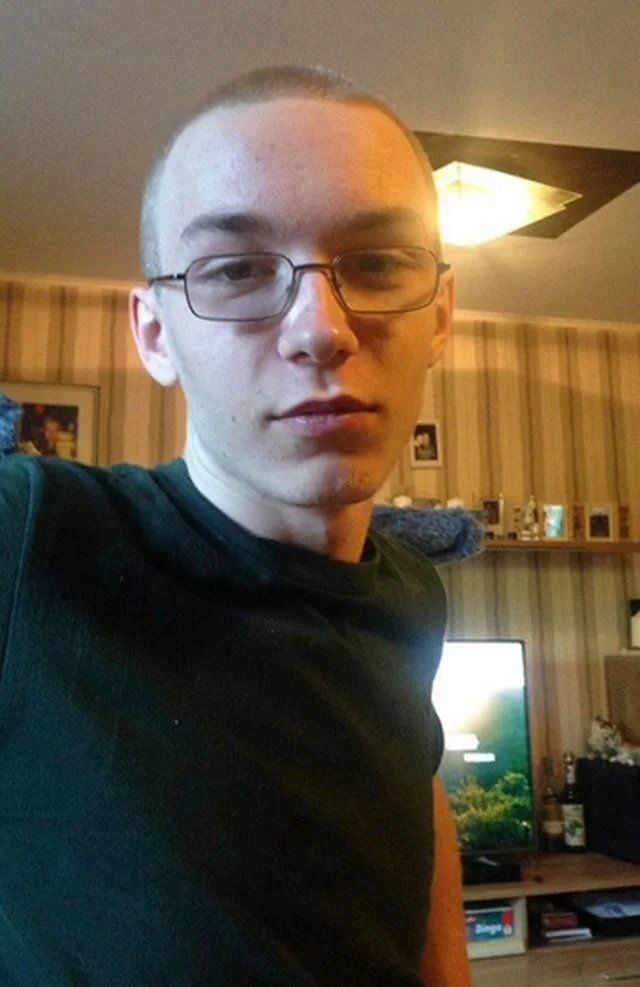 Marcel Hesse's Darknet Murder Confession — Marcel Hesse selfie wearing a black sleeveless shirt in a home living room.