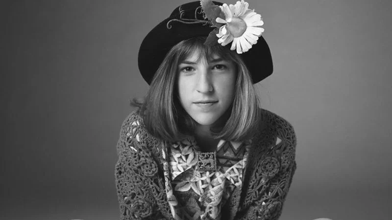 Mayim Bialik's New York Times Editorial — Black and white portrait of young Mayim Bialik in a floppy hat with a daisy