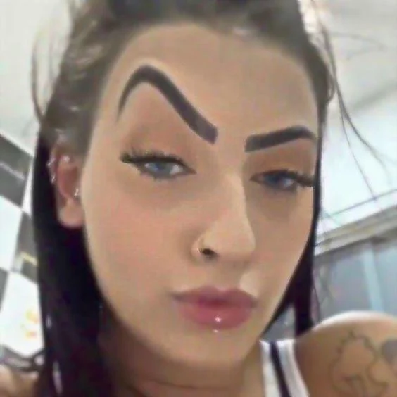 Mc Mirella Sobrancelha — Close-up selfie of MC Mirella with heavily arched eyebrow.