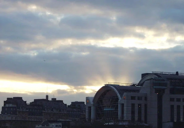 Me Perdonas — London Eye and Big Ben under cloudy sky