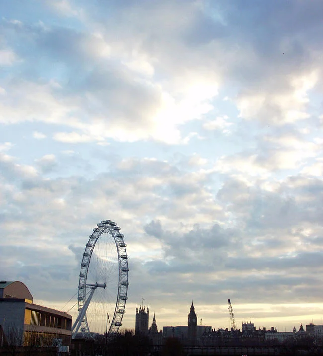 Me Perdonas — London skyline at dusk over the Thames river
