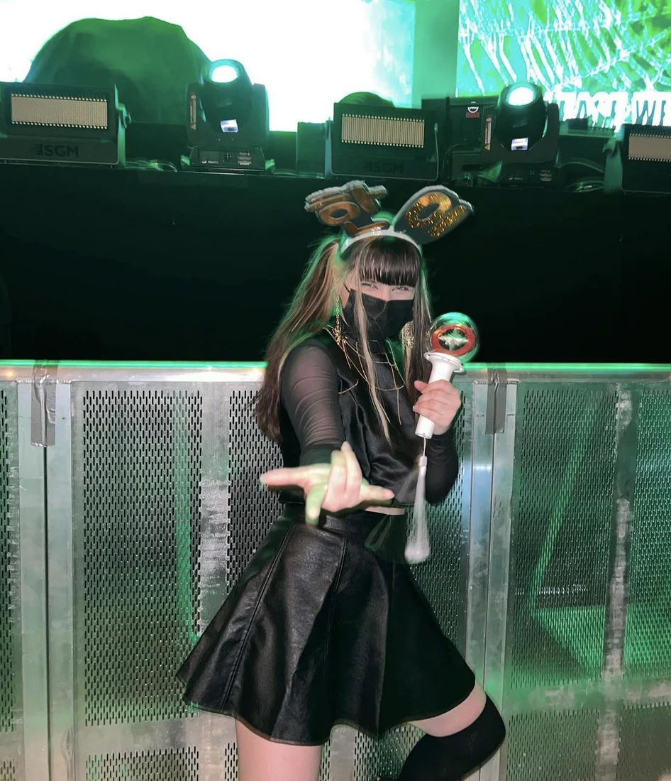NyanNyanCosplay at event in black outfit with green lighting