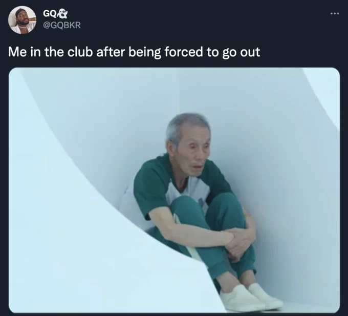 Oh Il Nam Standing And Sitting — Twitter screenshot of Oh Il-Nam sitting dejected in corner captioned about being forced out.