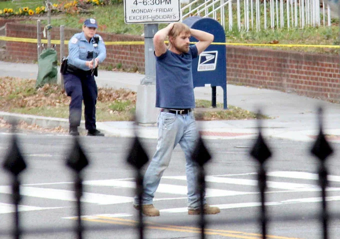 Pizzagate — Edgar Maddison Welch surrendering to police outside Comet Ping Pong