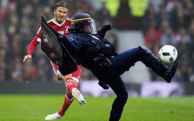 Pose Ton CRS — CRS riot officer photoshopped into a figure skating ice performance