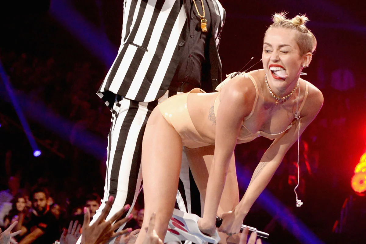 Ratchet — Miley Cyrus twerking in nude latex outfit on stage at the 2013 MTV VMAs
