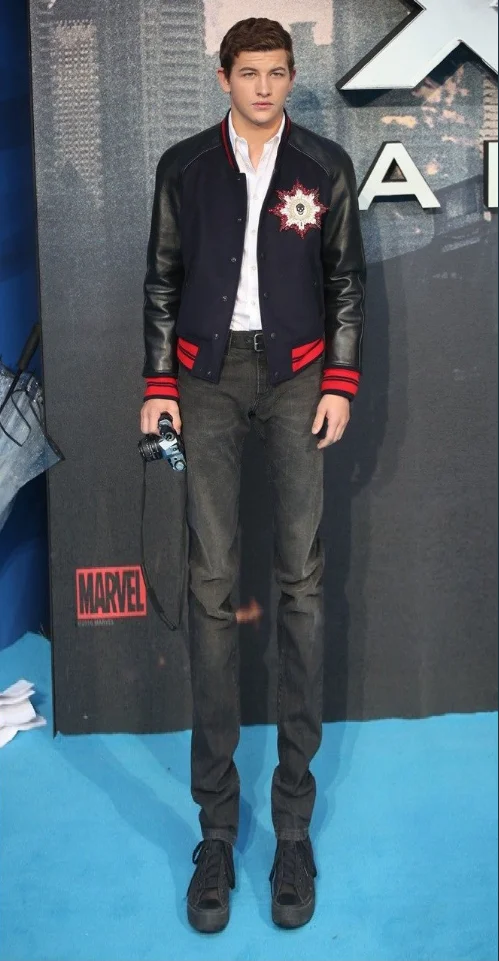 Tweet mocking the Ready Player One poster's long legs alongside the SpongeBob long-legs meme.