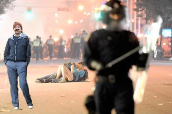 Vancouver Riot Kiss — Alternate crop with watching bystander and advancing police.
