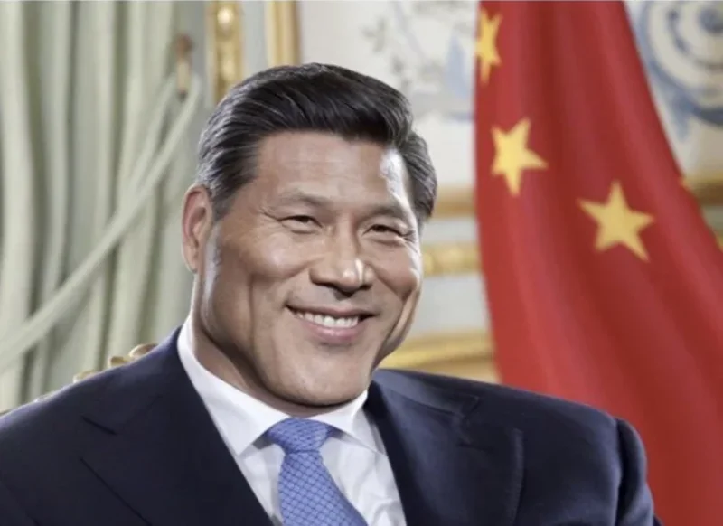Muscular Xi Jinping lookalike smiling in front of Chinese flag